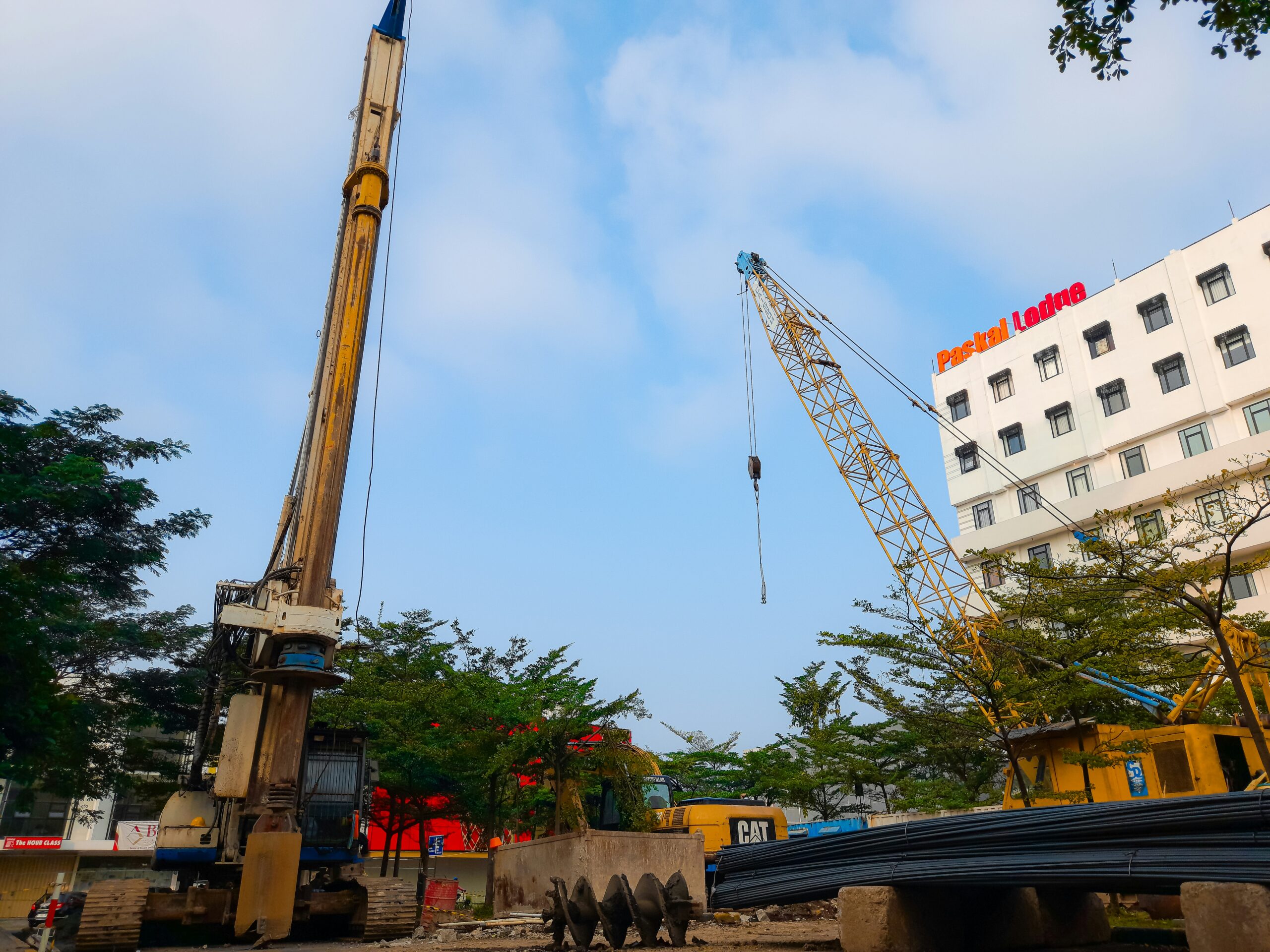 a crane that is standing next to a building